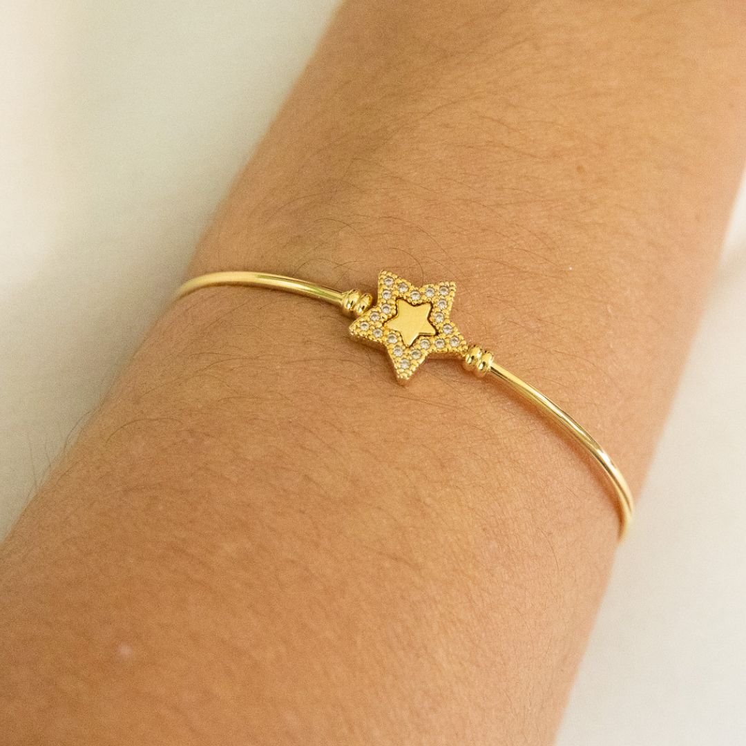 Gold Star Charm Bracelet Closed